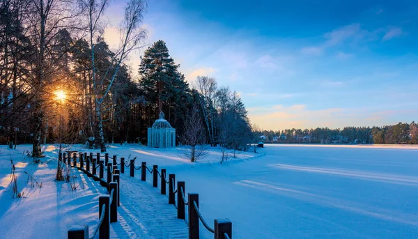 Mooie Winter Zonsopgang Boven Een Meer Sneeuw Bedekte Het Park — Stockfoto