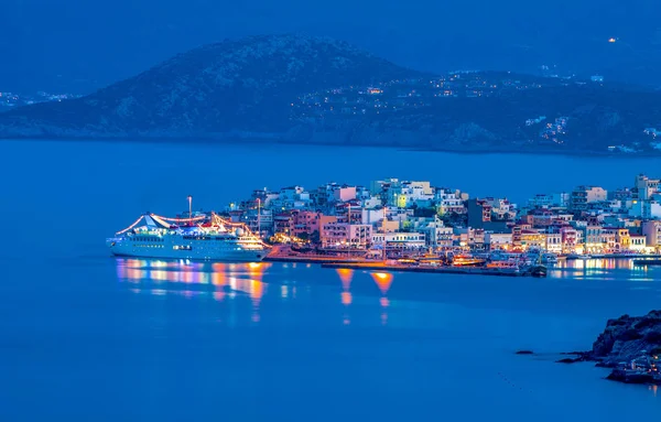 Crucero frente a la costa de Agios Nikolaos — Foto de Stock