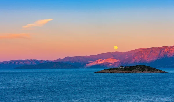Πανσέληνος πάνω από την Κρήτη στο ηλιοβασίλεμα — Φωτογραφία Αρχείου