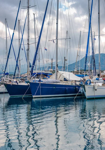 Yate en el puerto de Agios Nikolaos, Creta, Grecia —  Fotos de Stock