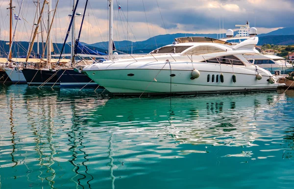 Yacht in the port of Agios Nikolaos, Crete, Greece — Stock Photo, Image