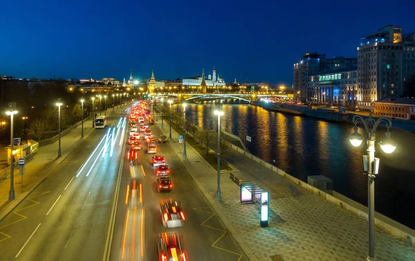 Prechistenskaya Embankment araç trafiği, Moskova, Rusya — Stok fotoğraf