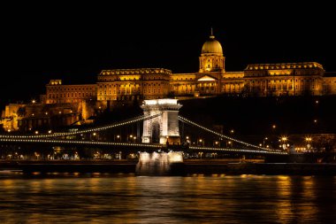 Budapeşte, Macaristan - 08 Aralık 2018: Macar tarihi yerler, Chain Bridge, Kraliyet Sarayı ve Tuna Nehri Budapeşte'gece. Fotoğraf resim