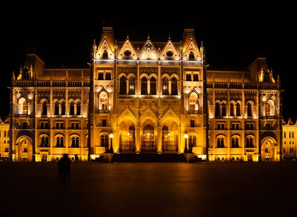 Budapeşte, Macaristan - 08 Aralık 2018: Gece Budapeşte Macaristan Parlamentosu'nun. Fotoğraf resim