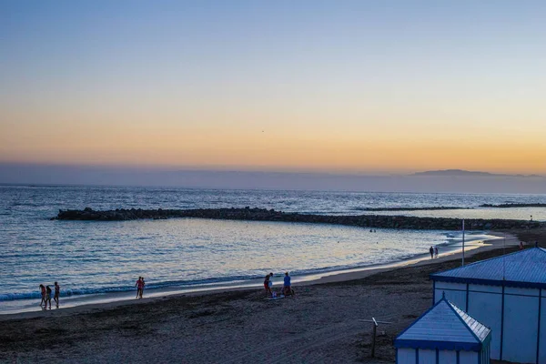 特内里费岛，西班牙 - 7月17日：2016年7月17日，西班牙特内里费岛，大西洋附近著名的海滩科斯塔阿德耶的日落. — 图库照片