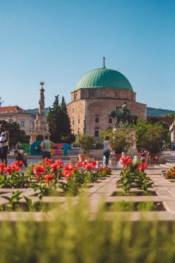 Pecs, Macaristan - Mayıs 2019: Şehrin şehir merkezindeki yaya bölgesinden geçerken insanları inceleyerek Mayıs 2019'da Pecs, Macaristan'da