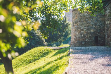 Pecs, Macaristan - Haziran 2019: Şehrin merkezindeki Barbakan açık hava parkı Haziran 2019 Pecs, Macaristan