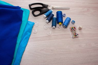 Dikiş aksesuarları ve kumaş arka plan olarak terzilik için