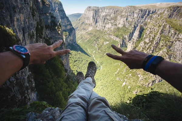 Gezgin gorge kenarında oturur