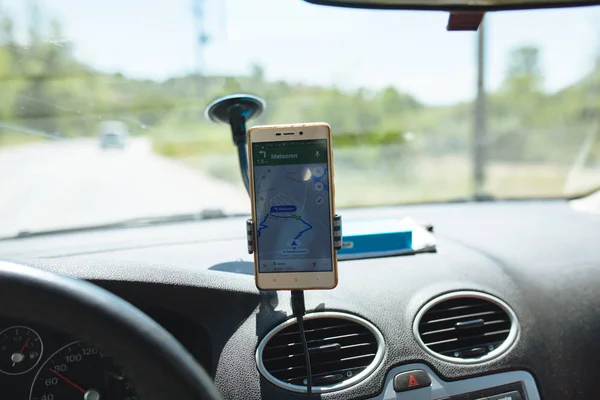 Smartphone in the car used for navigation — Stock Photo, Image