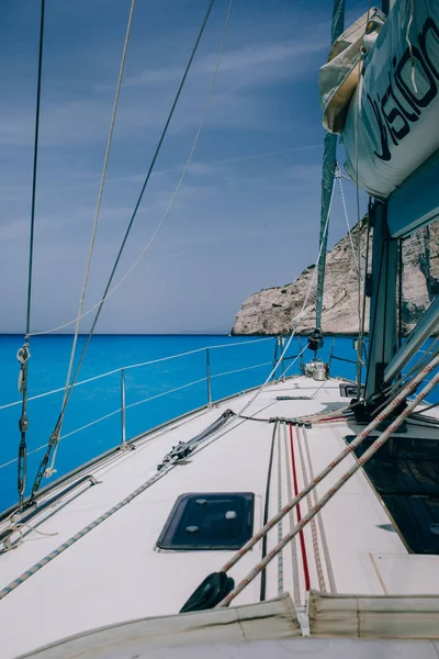 Yate en el mar Mediterráneo — Foto de Stock