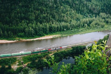 Demiryolu Nehri yakınında