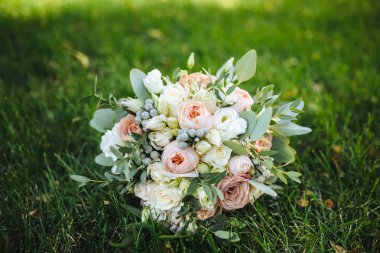 Düğün detayları. çimenlerin üzerinde çeşitli çiçekler buket düğün