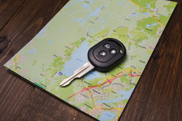 Araba anahtarı üzerinde şehir haritası uzaktan — Stok fotoğraf