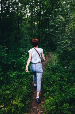 Yaz ormanda çalışan kızıl saçlı hippi kız.