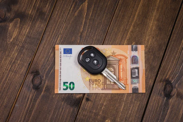 Padesát euro bankovek a klíče od auta — Stock fotografie