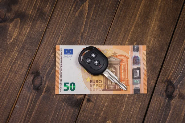 50 Euro banknot ve araba anahtarları
