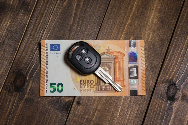 50 Euro banknot ve araba anahtarları — Stok fotoğraf