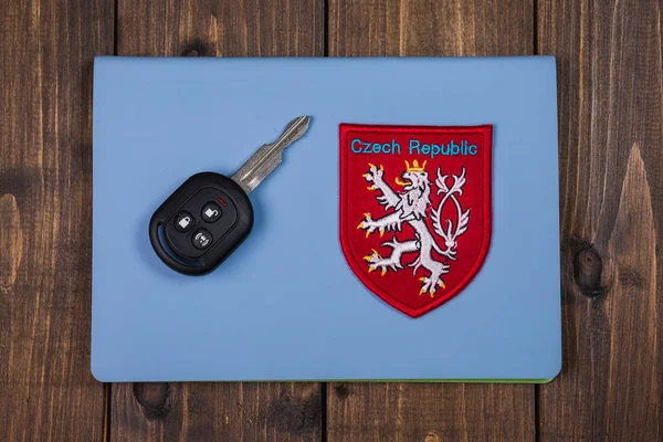 Koncepcja - kupno samochodu w Republice Czeskiej. Klucz i Flaga Republiki Czeskiej — Zdjęcie stockowe