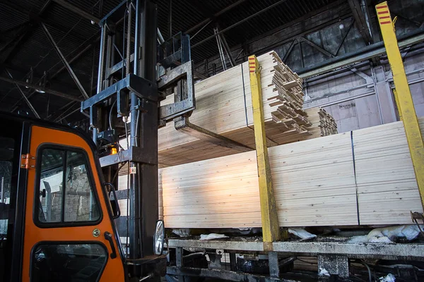 Народний ліфт вантажівка на дерев'яній фабриці — стокове фото