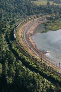 Demiryolu Nehri yakınında
