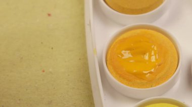 Akrilik boyalar ve karıştırma fırça kapat