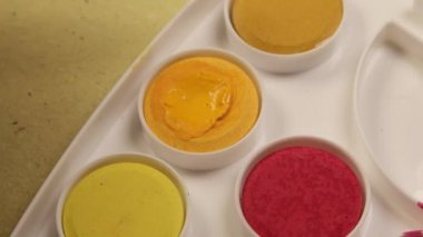 Akrilik boyalar ve karıştırma fırça kapat