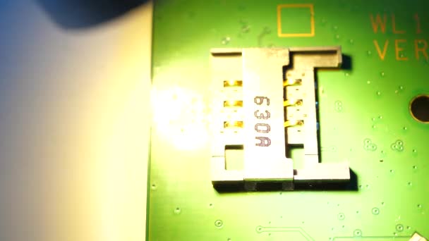 Close Van Een Electroniccircuitboard — Stockvideo