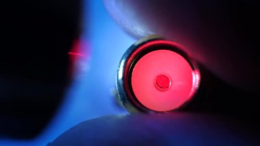 Operasyonda bir mini el feneri, yakın çekim