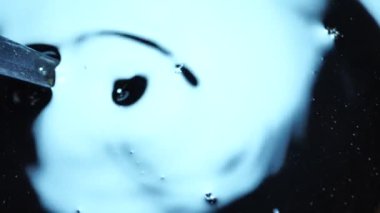 Su yavaş yavaş bir cam karıştırma 