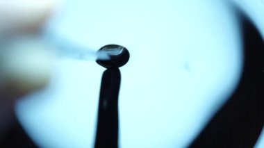 Su yavaş yavaş bir cam karıştırma 