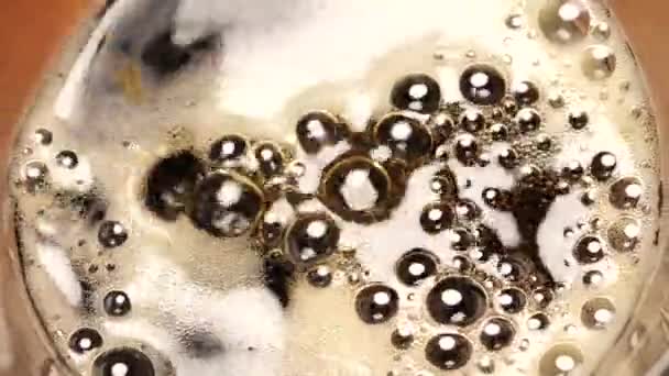 Закрыть Колы Напиток Пузырьками — стоковое видео