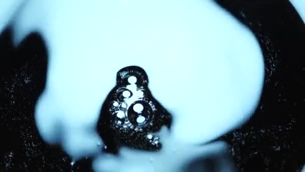 在玻璃中慢慢搅拌水 — 图库视频影像