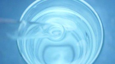 Su yavaş yavaş bir cam karıştırma 