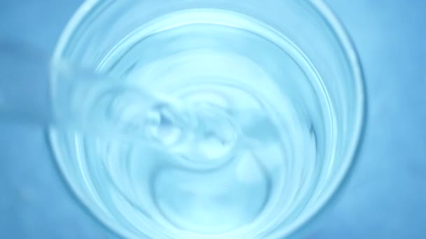 グラスの水をゆっくりと攪拌 — ストック動画