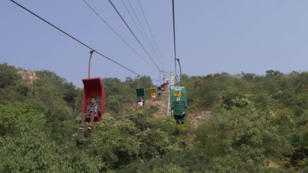 インド 2018年 ケーブル カートをスローモーションで取られた丘映像下へ移動 — ストック動画