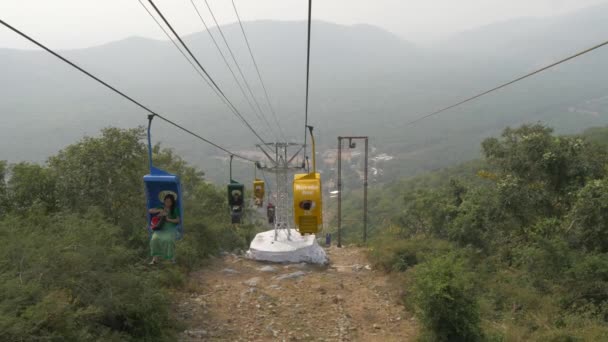 Indien Nov 2018 Seilbahnen Fahren Die Hügel Hinunter Filmaufnahmen Zeitlupe — Stockvideo