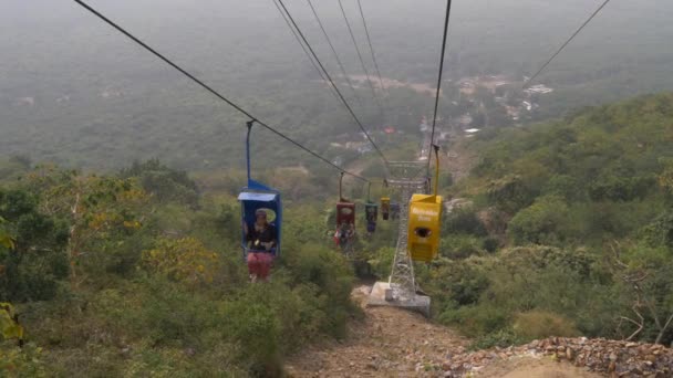 インド 2018年 ケーブル カートをスローモーションで取られた丘映像下へ移動 — ストック動画