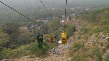 Hindistan - Kasım 2018: Ağır çekimde alınan Hills görüntüleri aşağı hareket Kablo arabaları