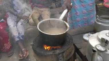 Burns hareketli alevler ve duman ile ateş