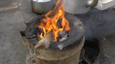 Burns hareketli alevler ve duman ile ateş