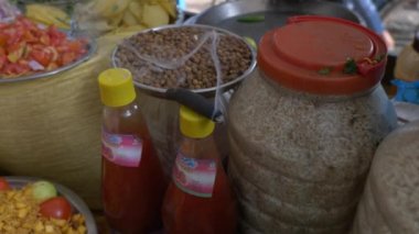 Yeni Delhi, Hindistan - 19 Kasım 2018: Küçük iş-cadde dükkan ve yemek ve diğer küçük işletmeler satıcılar 