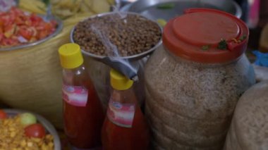 Yeni Delhi, Hindistan - 19 Kasım 2018: Küçük iş-cadde dükkan ve yemek ve diğer küçük işletmeler satıcılar 