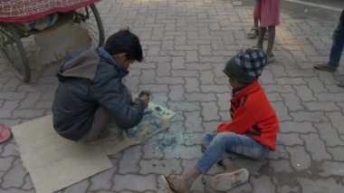 New Delhi, Hindistan - 19 Kasım 2018: Zavallı masum çocukların sokaklarda Hindistan'ın portresi