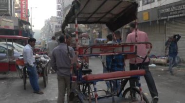 Sokaklar Yeni Delhi Hindistan - Kasım 2018: Ağır çekimde yakalanan insanlar ile Hindistan'ın işlek cadde