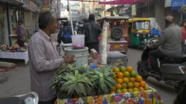 Sokaklar Yeni Delhi Hindistan - Kasım 2018: Ağır çekimde yakalanan insanlar ile Hindistan'ın işlek cadde