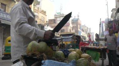 Sokaklar Yeni Delhi Hindistan - Kasım 2018: Ağır çekimde yakalanan insanlar ile Hindistan'ın işlek cadde