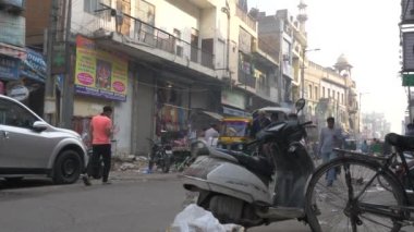 Sokaklar Yeni Delhi Hindistan - Kasım 2018: Ağır çekimde yakalanan insanlar ile Hindistan'ın işlek cadde