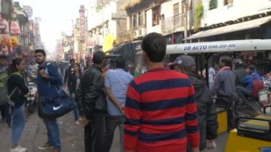 Sokaklar Yeni Delhi Hindistan - Kasım 2018: Ağır çekimde yakalanan insanlar ile Hindistan'ın işlek cadde