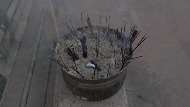 Brûler Les Bâtonnets Encens Avec Fumée Aromatique Ralenti — Video